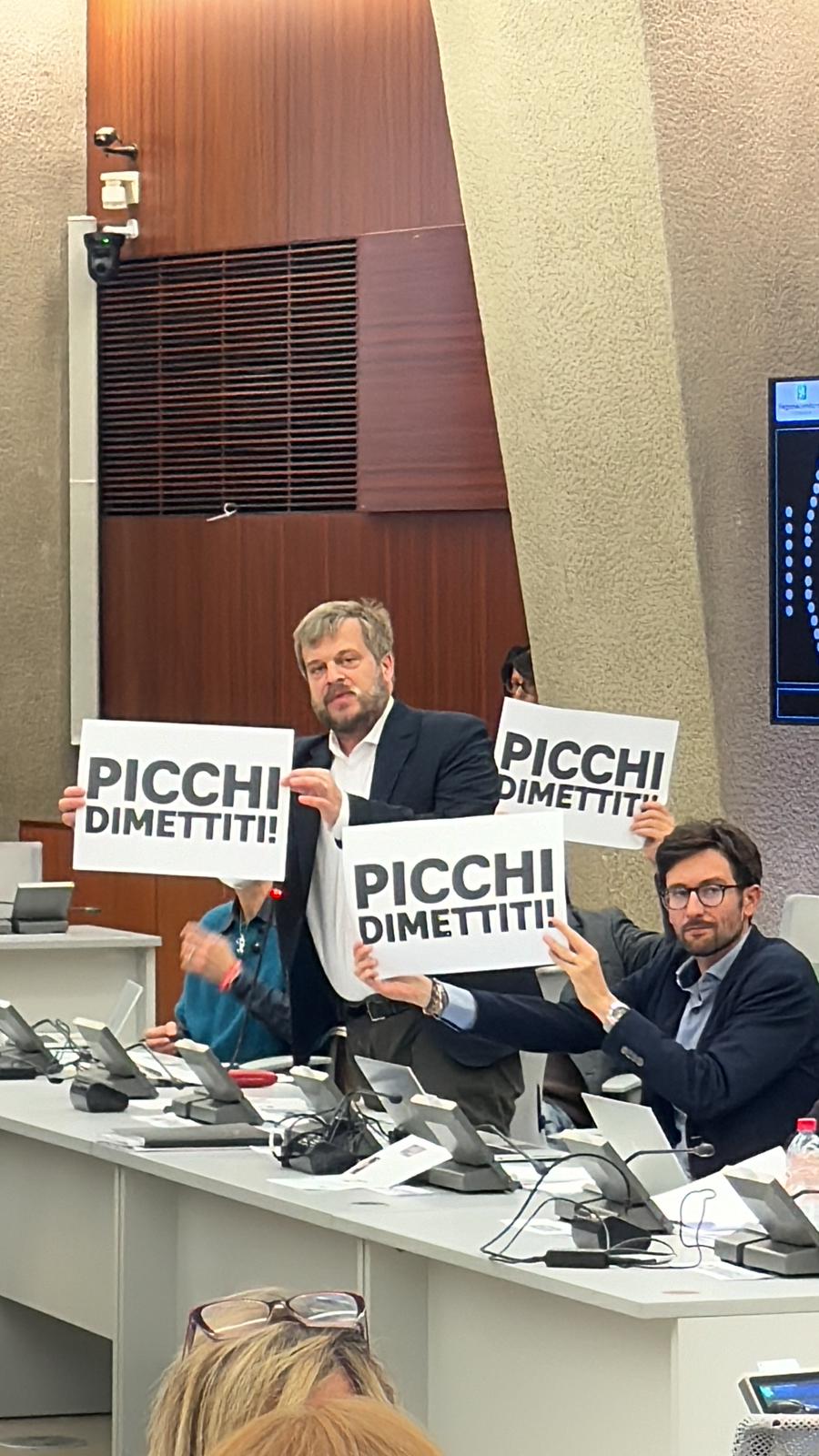 La sottosegretaria no-vax resta al suo posto, incredibile